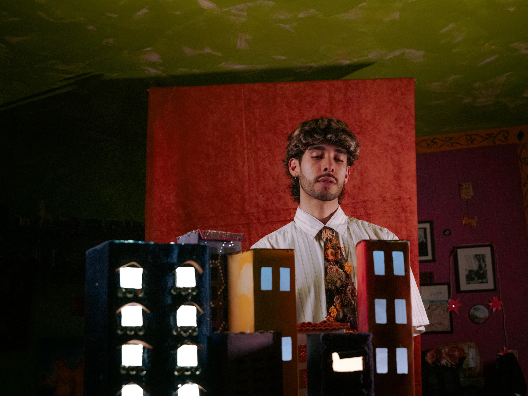 García en el escenario de maquetas del video Te Envío Mensajes